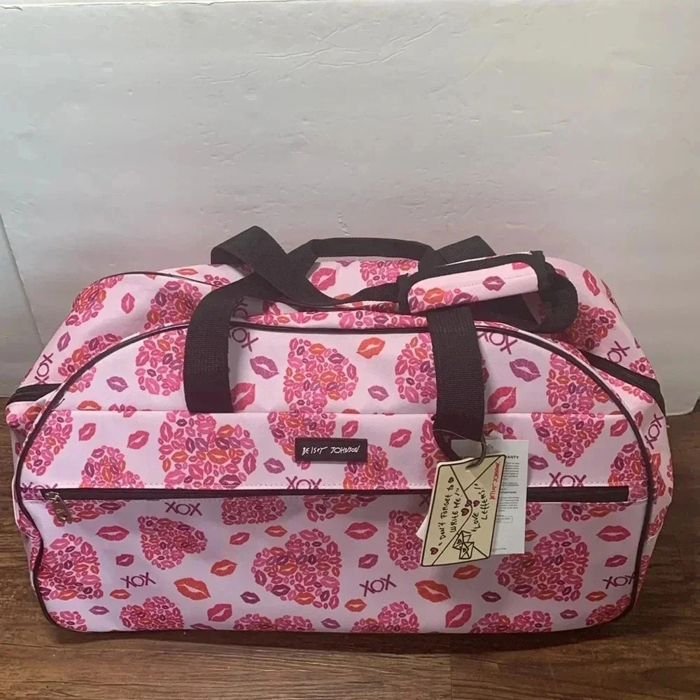 Betsey Johnson Rolling LuggySuitcase Duffle Travel Bag Lips XOX Hearts Pink NWT